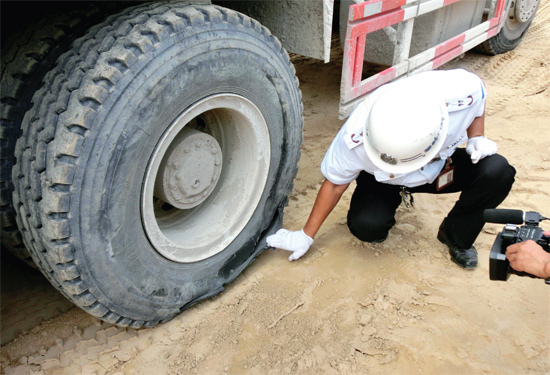 8月3日，棉紡路與六廠前街交叉口附近一輛水泥罐車突然爆胎，路邊一輛電動車被沖擊波震翻報廢