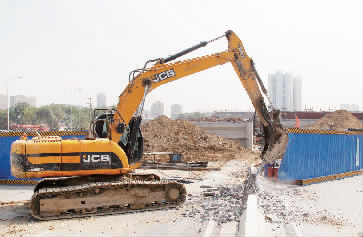 南陽(yáng)路、北環(huán)快速路立交橋?qū)⑦M(jìn)行封閉施工，圖為工人正在拆除隔離欄