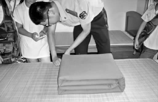 鄭州市某武警駐地，武警官兵現(xiàn)場(chǎng)表演疊被子