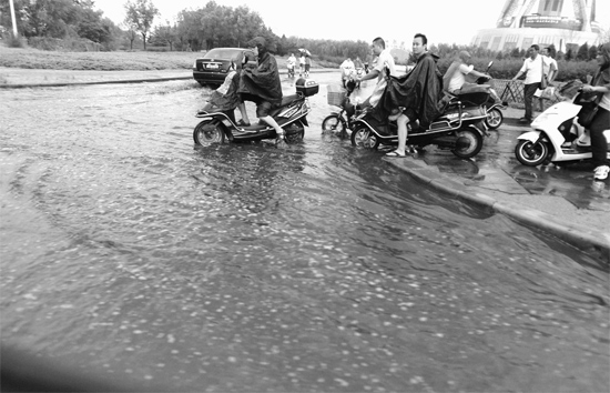 8月7日，鄭州一場暴雨，鄭州多處干道被淹，市民行路如過河