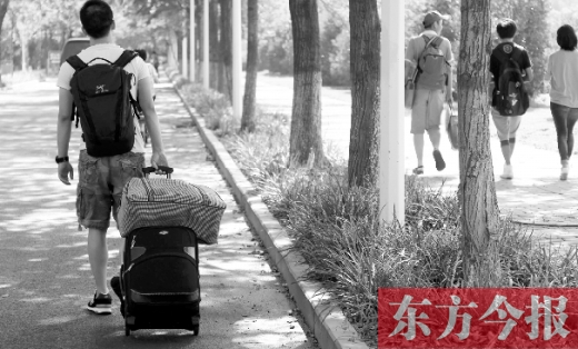 滿(mǎn)載著家人的希望，沿著學(xué)校的路標(biāo)，鄭州大學(xué)新生入學(xué)了，一位新生自己帶著行李來(lái)報(bào)到