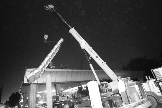 昨日凌晨，鄭州市動(dòng)物園天橋徹底拆除