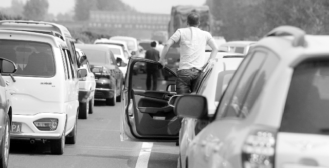 10月7日下午，寧洛高速漯河至商水段，因車禍發(fā)生擁堵