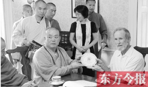 釋永信方丈向哈佛大學(xué)亞當(dāng)學(xué)院院長白馬贈送禮品 少林寺供圖