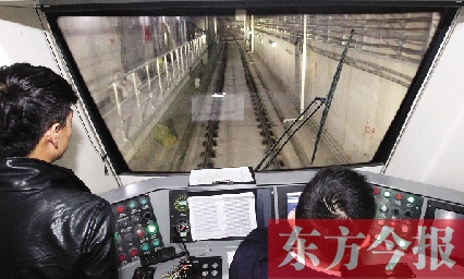 為了地鐵一號線在年底按期投入試運營，大家正在緊張調(diào)試