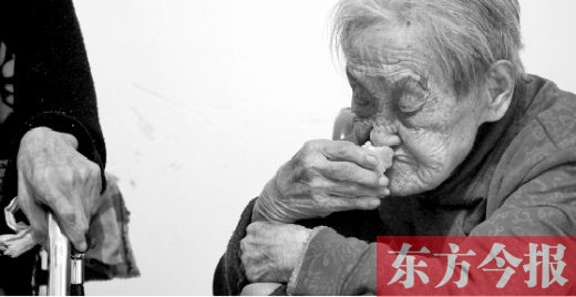 在鄭州惠濟(jì)區(qū)紅樹林老年療養(yǎng)院內(nèi)，一位老人在吃蛋糕