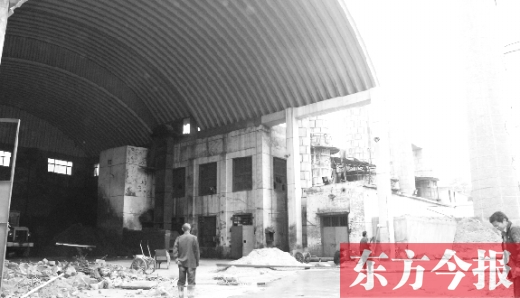 黃委會燃煤鍋爐房里幾臺機(jī)器正“整裝待發(fā)”，大煙囪拆除難
