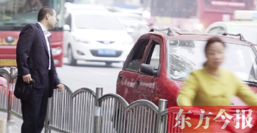 昨日下午5點(diǎn)40分，一男子久久未等到出租車，一輛“黑三輪”車主便和他搭訕