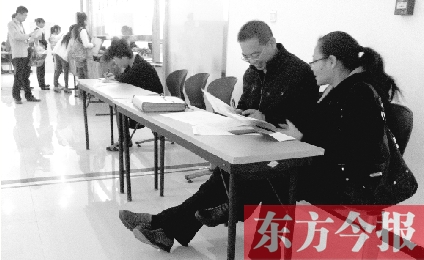 　　10月16日，鄭州市社保中心辦事大廳，新增的桌椅方便了前來(lái)辦理手續(xù)的市民