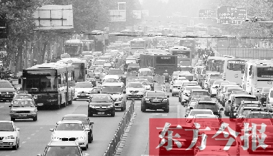 昨日下午4點，在花園路與黃河路口附近，車堵成了“一鍋粥”