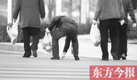 鄭州萬名機關干部替環(huán)衛(wèi)工掃街 鄭州萬名機關干部替環(huán)衛(wèi)工掃街