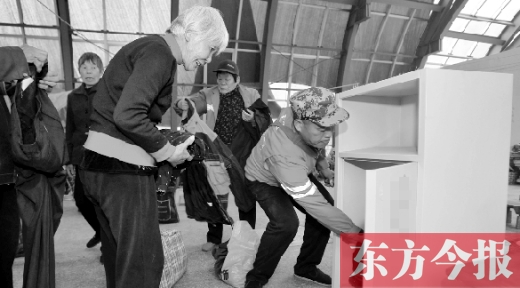 11月5日，孫德坤把棉衣送到今報(bào)的一處“愛(ài)有所衣”站點(diǎn)