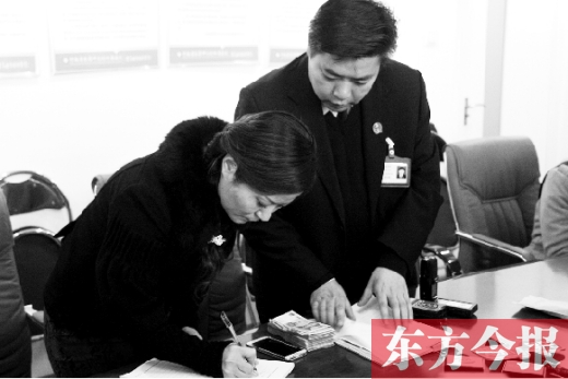 強制執(zhí)行+曝光，讓楊女士（左）拿到補償金