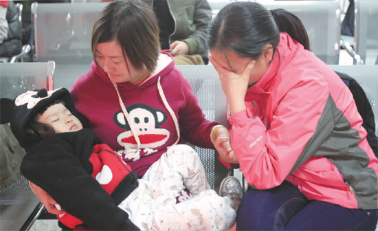 昨日，9時35分，堅守在手術(shù)室外的嘟嘟在媽媽懷里睡著了，因被眼前的真情觸動，今報記者趙丹流下了眼淚