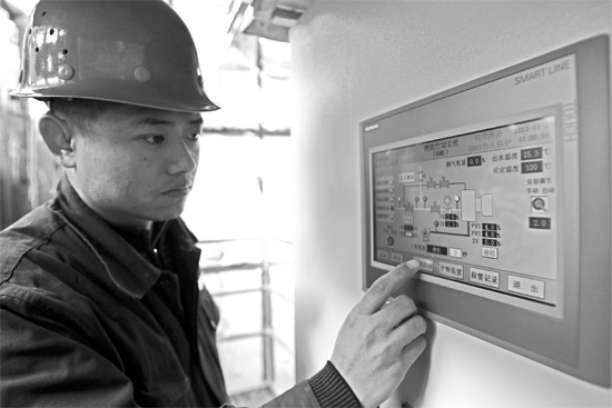 宗希明在“政七街煤改氣項(xiàng)目” 工程工地。高科技完全取代了老式燃煤鍋爐笨重、復(fù)雜的管理和控制