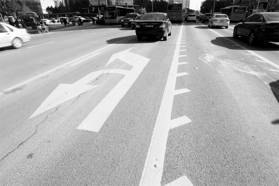 昨日，鄭州市金水路未來路口的“魚刺”車道，好多司機(jī)不知道咋走