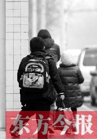 一名學生背著書包走出校門準備回家。教育部發(fā)布規(guī)定，其中明確規(guī)定教師收禮、有償補課等行為將受到相應處分