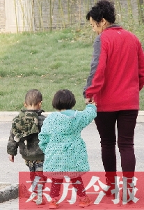 男孩兒姓“鄭”，女孩兒姓“周”（取“州”諧音），即“鄭州”之意，這一取名法得到了認(rèn)可