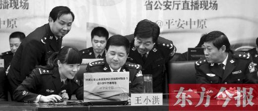 省公安廳廳長王小洪（中）和微博網(wǎng)友在進(jìn)行交談，發(fā)現(xiàn)問題現(xiàn)場馬上解決