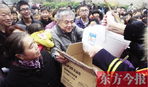 昨日，鄭州金源第一城小區(qū)。除了能領(lǐng)到地鐵試乘劵，還有獎(jiǎng)品可拿