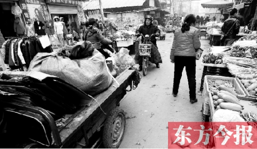 和所有的都市村莊一樣，老鴉陳也充滿著形形色色的人，窄窄的巷子因占道經(jīng)營變得更加狹窄