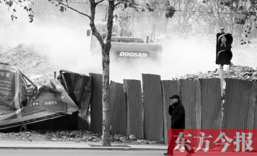 昨日，鄭州市未來路與緯四路交叉口一工地施工不除塵，加重了空氣污染