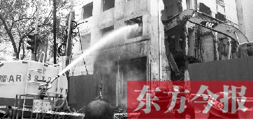 昨天早上8點半，鄭州市農業(yè)路一拆遷工地，用兩臺噴水車噴水除塵，有效地阻止了施工揚塵