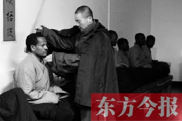 少林功夫講究禪武合一，坐禪當(dāng)然少不了,別看就是坐坐，姿勢(shì)都要師傅教