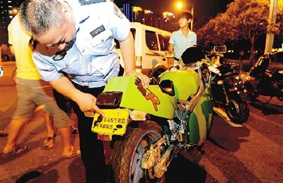 交警在CBD查處飆車 交警在CBD查處飆車