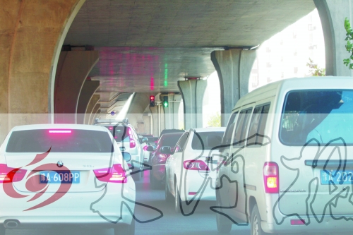 交警在東風路從北向南上橋口處擺上反光錐，間歇放行