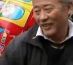 采訪我先買個氣球吧！大爺霸氣回答