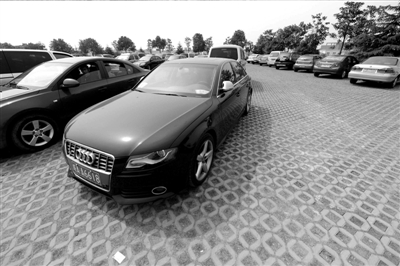 3月30日，掛有AZG(安徽政府公務(wù)的拼音縮寫）通行證的車輛停放在合肥市小蜀山公墓停車場(chǎng)內(nèi)。