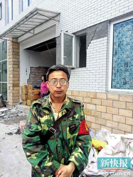 被免副鄉(xiāng)長楊成毅成災區(qū)首位免職干部，接受新快報記者采訪時稱：“服從組織決定，大難當前官位不要緊”