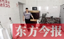 男廁中擺放的電視機(jī)、柜子、自行車等物品