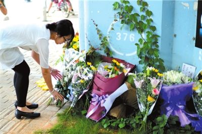 6月8日下午，記者來(lái)到廈門(mén)公交車(chē)爆炸事發(fā)現(xiàn)場(chǎng)橋下，附近已聚集了十幾個(gè)自發(fā)前來(lái)悼念的市民。橋墩下排放了一圈或黃或白的菊花，還有玖瑰、百合等。