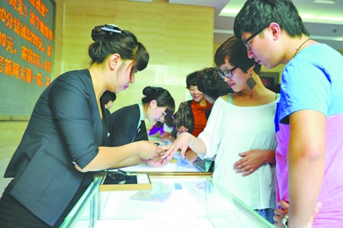 在北上廣等一線城市，鉆戒價(jià)格與國際接軌，價(jià)格不高，引發(fā)市民搶購潮。