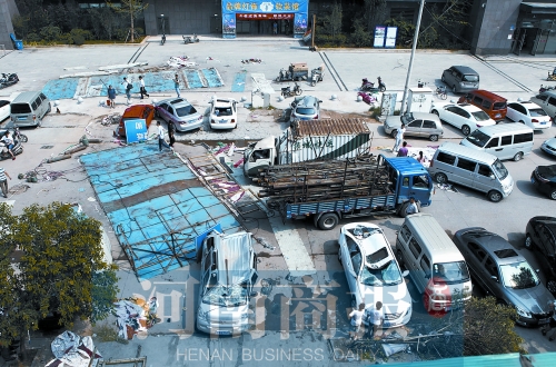 昨日上午，事發(fā)現(xiàn)場(chǎng)仍停有多輛被砸變形的汽車