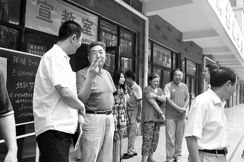 盧法舜（左二）伸出兩根手指，建議實行2元通票制。