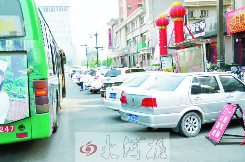 洛陽公交車站點(diǎn)成私家停車場(chǎng) 停車辦回應(yīng)稱涉嫌違法 洛陽公交車站點(diǎn)成私家停車場(chǎng) 停車辦回應(yīng)稱涉嫌違法