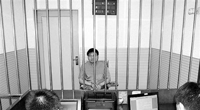 警方審訊犯罪嫌疑人“秦火火”。