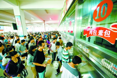 食堂的飯菜漲價(jià)再次成為學(xué)生熱議的話題之一 食堂的飯菜漲價(jià)再次成為學(xué)生熱議的話題之一