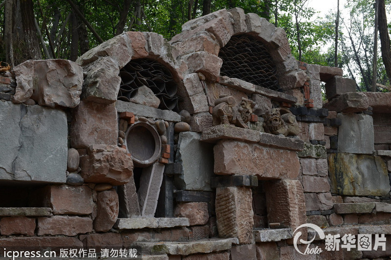 2013年9月23日，有網(wǎng)友近日報(bào)料重慶一所大學(xué)正在修建稀奇古怪的校大門