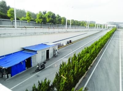 隧道內(nèi)堆放著大量生活用品。