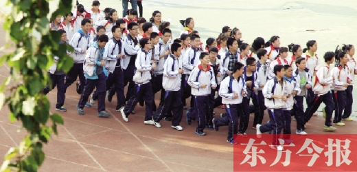 為提高學生體質(zhì)，教育部門要求將跑早操形成制度
