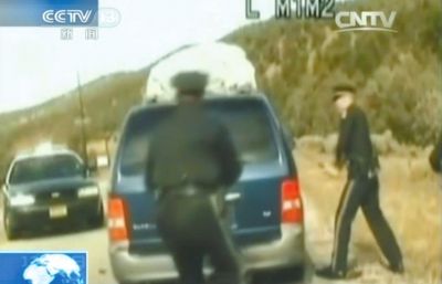 費(fèi)雷爾再次上車，警察拿警棍砸車窗。