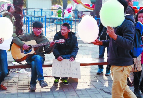彈唱時,隊友送來了靠講笑話賺的棉花糖。