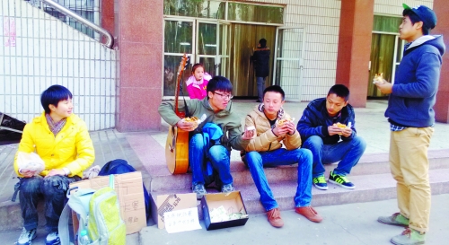 給別人講笑話,換來了5個餅夾菜。