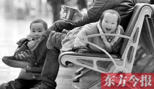 鄭州東站候車長(zhǎng)椅上，哈哈，馬上回家過(guò)年有禮物收了