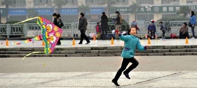 昨日，省會天氣晴好，春意盎然。上午，在綠城廣場，一個小女孩在快樂地放風(fēng)箏。