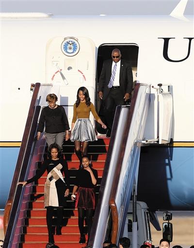 昨日下午5時30分，美國第一夫人米歇爾走出專機艙門，抵京開始訪華。與其一同來訪的家庭成員還有她的母親